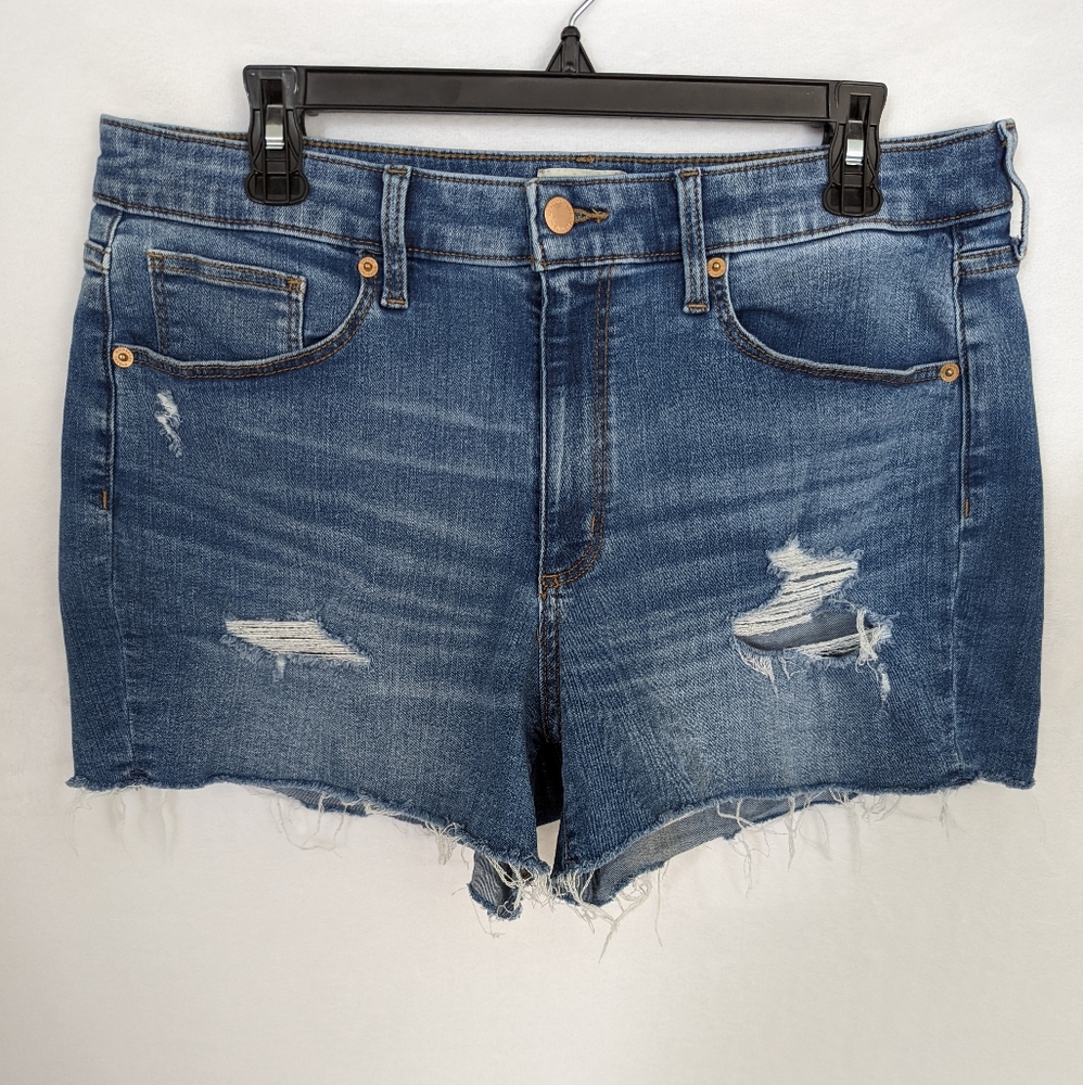 Cutoff distressed denim shorts